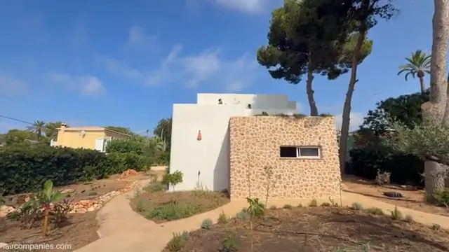 Couple's indoor-outdoor natural life: underground pipes, double stove & cork